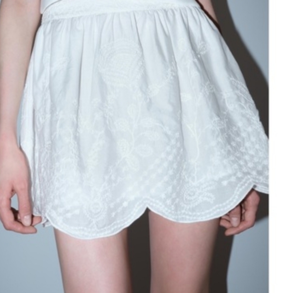Zara -White Floral Embroidered Scalloped Hem Mini Skirt. Size XL. NWT!